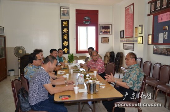 调研团向潮州会馆介绍编修广东侨史