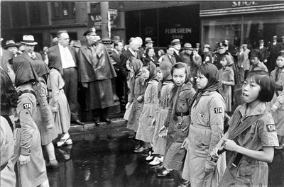 1938年，华侨儿童在美国纽约街头游行，为中国抗战募捐